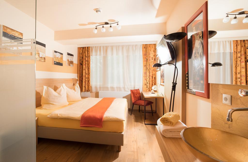 Hatzendorf Malerwinkl Restaurant + Kunsthotel מראה חיצוני תמונה