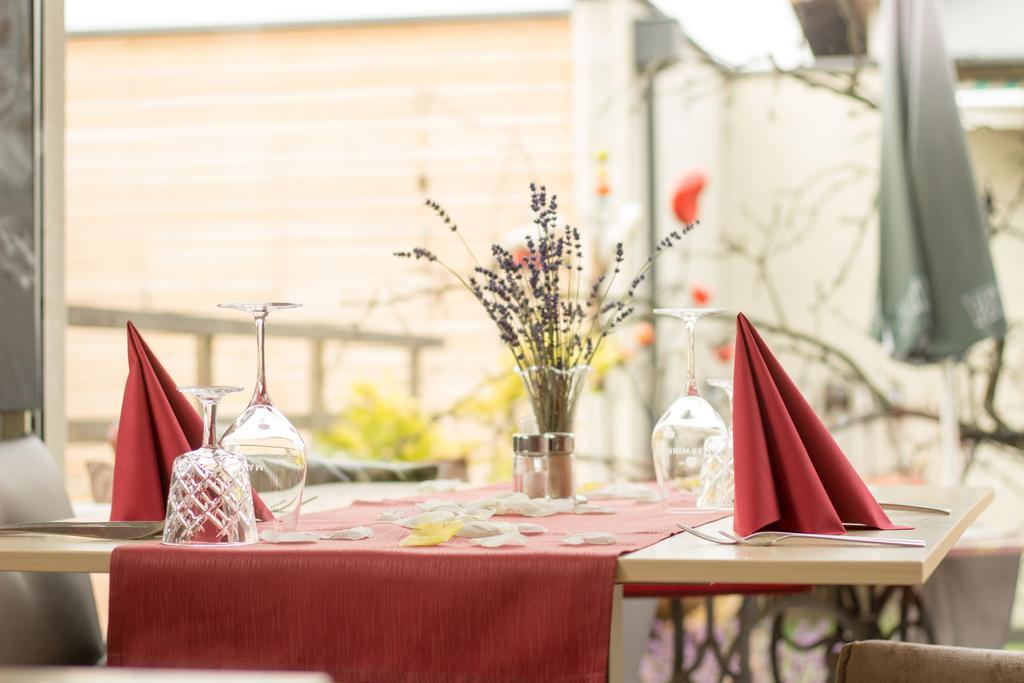 Hatzendorf Malerwinkl Restaurant + Kunsthotel מראה חיצוני תמונה